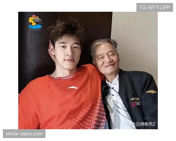 潘展乐训练完直接啃鸡腿，这自律和放纵的切换也太真实了